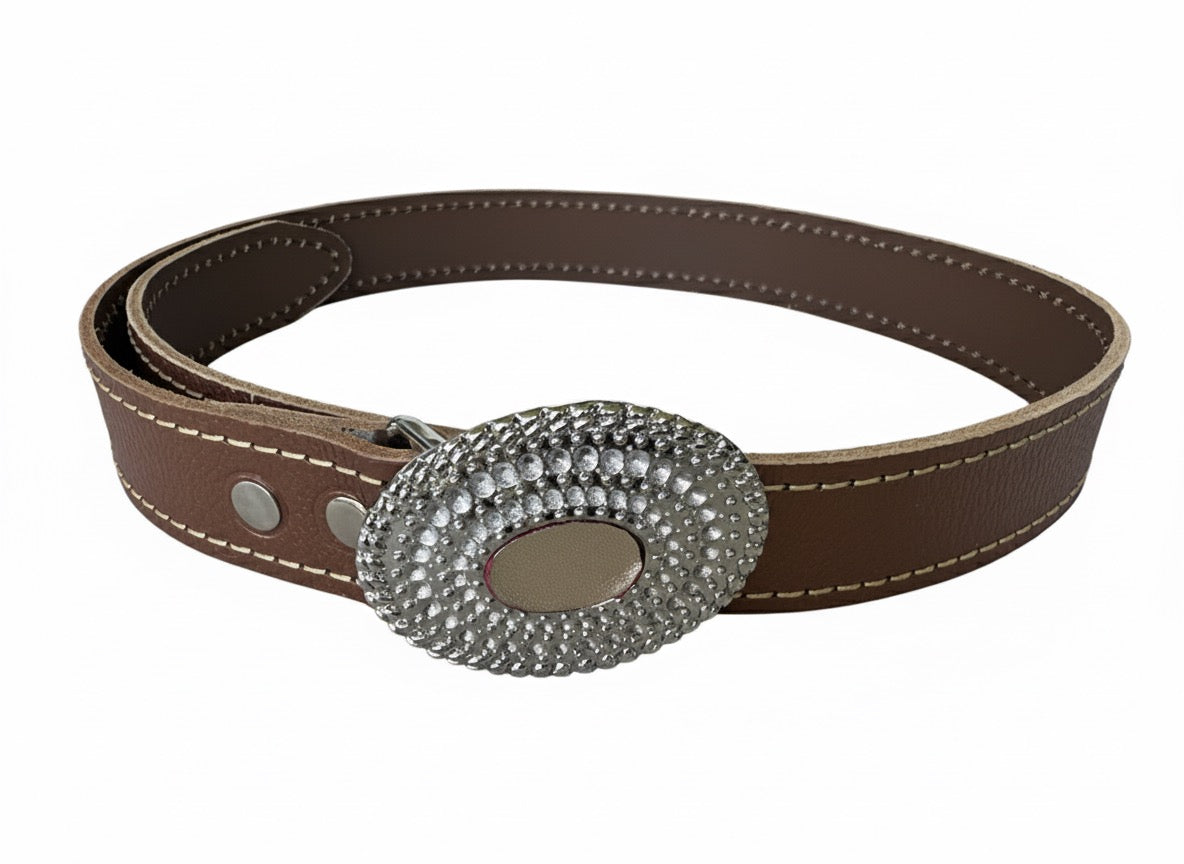 Cinturón de cuero café hebilla plateada