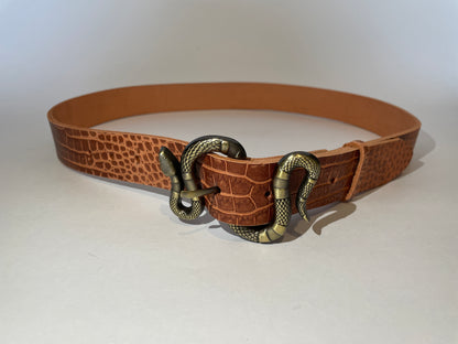 Cinturón café con serpiente