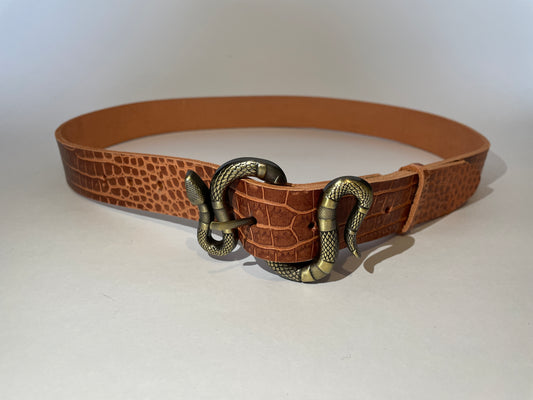 Cinturón café con serpiente