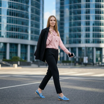 ⁠Mocasín azul con cadena mujer