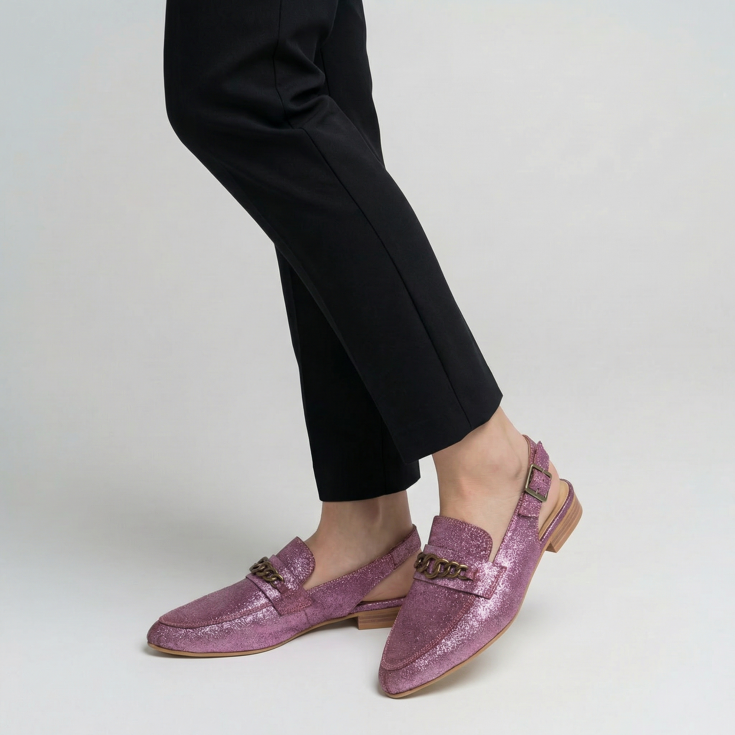 Babucha morada con cadena