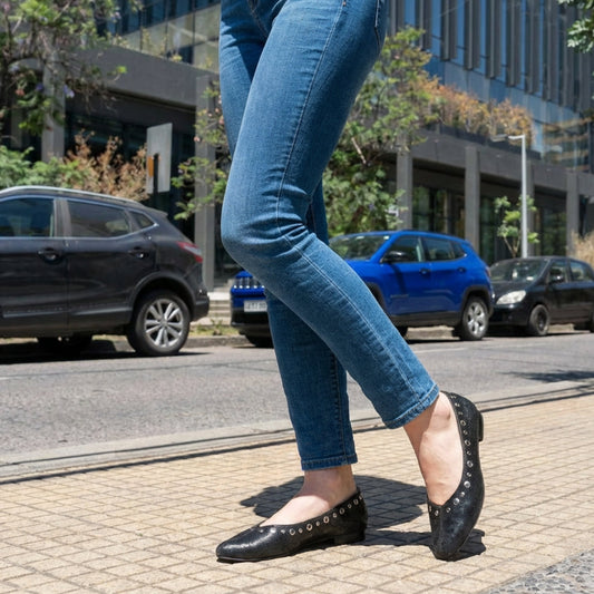 Ballerina negra con tachas