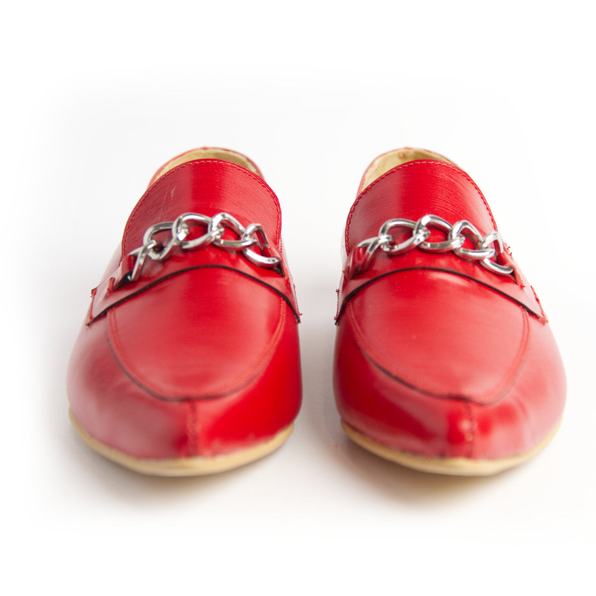 Mocasín rojo con cadena metálica mujer