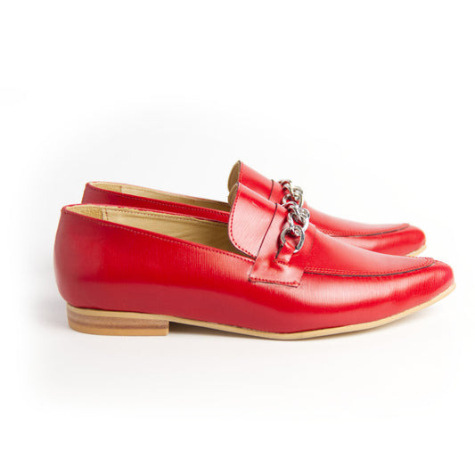 Mocasín rojo con cadena metálica mujer