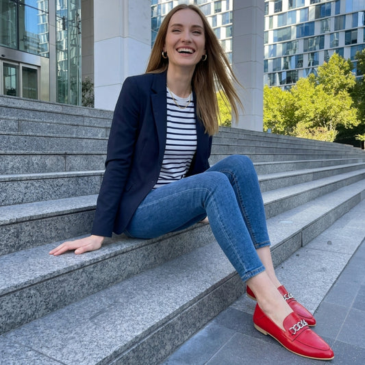 Mocasín rojo con cadena metálica mujer