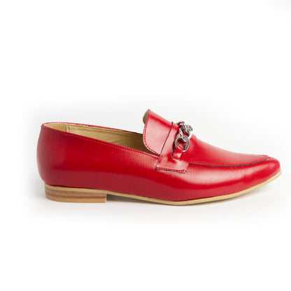 Mocasín rojo con cadena metálica mujer