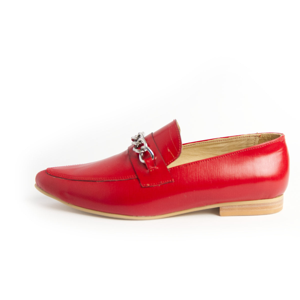 Mocasín rojo con cadena metálica mujer