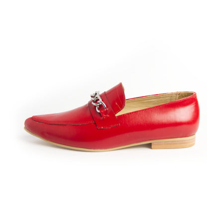 Mocasín rojo con cadena metálica mujer