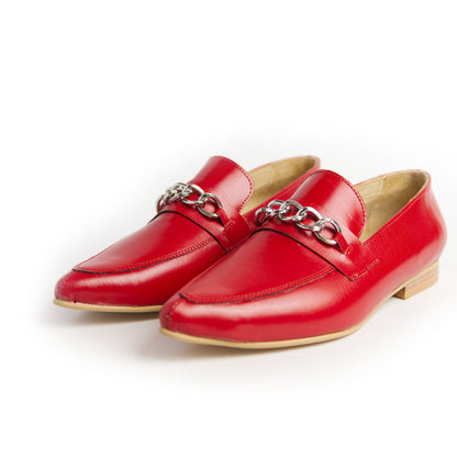 Mocasín rojo con cadena metálica mujer