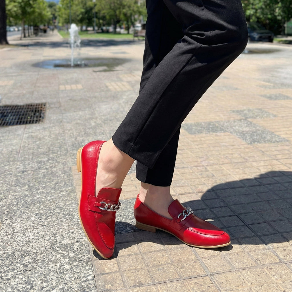 Mocasín rojo con cadena metálica mujer