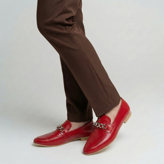 Mocasín rojo con cadena metálica mujer