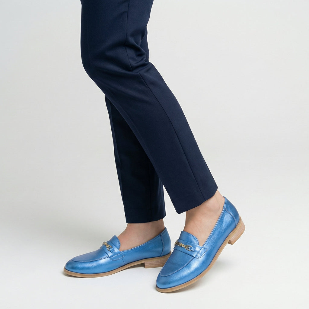 ⁠Mocasín azul con cadena mujer