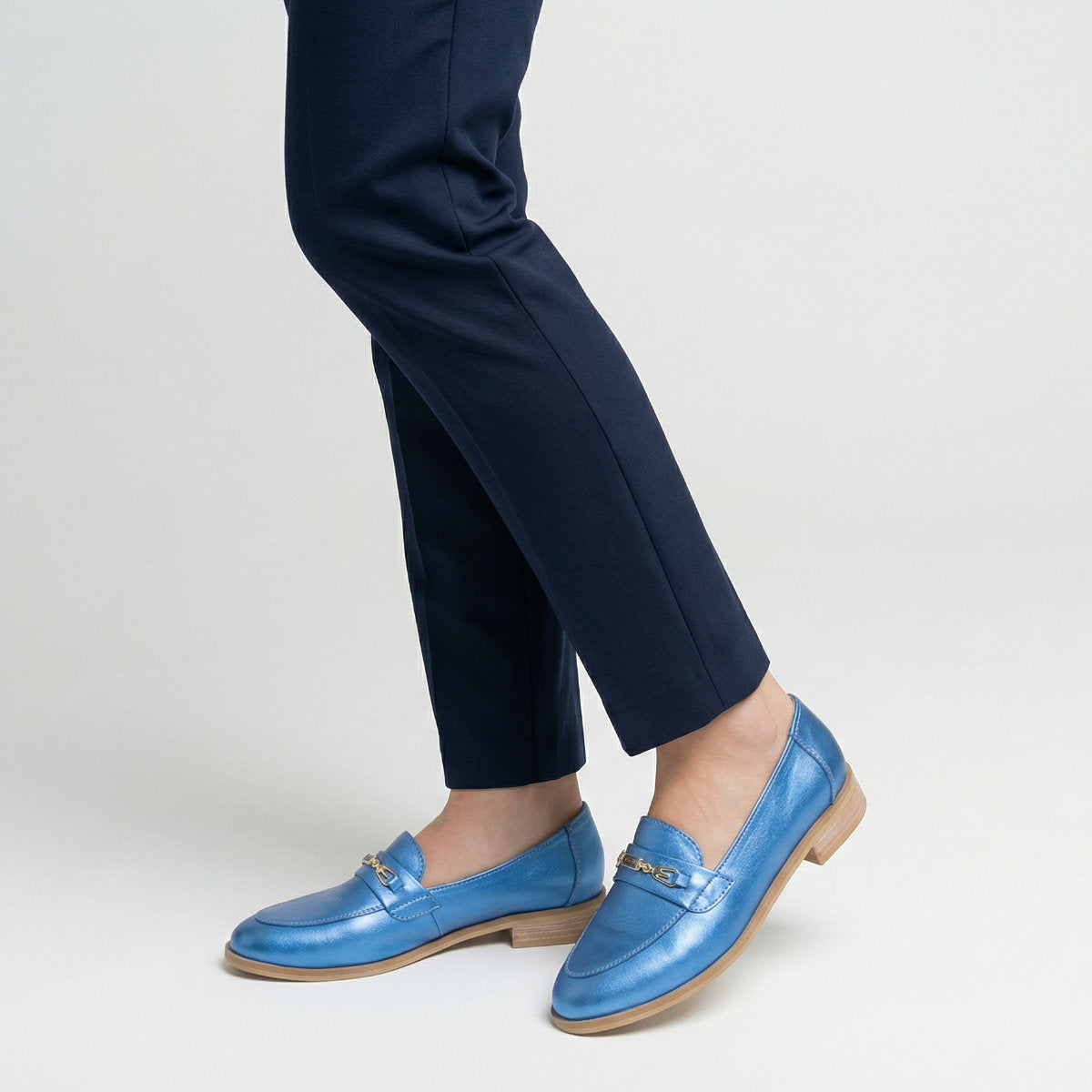 ⁠Mocasín azul con cadena mujer