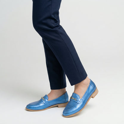 ⁠Mocasín azul con cadena mujer