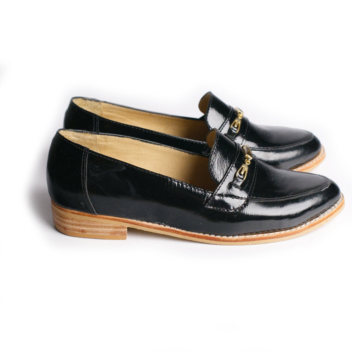 ⁠Mocasín de charol negro con cadena mujer