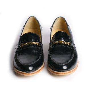 ⁠Mocasín de charol negro con cadena mujer