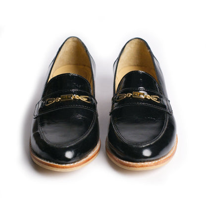 ⁠Mocasín de charol negro con cadena mujer