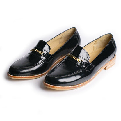 ⁠Mocasín de charol negro con cadena mujer
