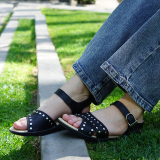 Sandalia negra mujer con tachas
