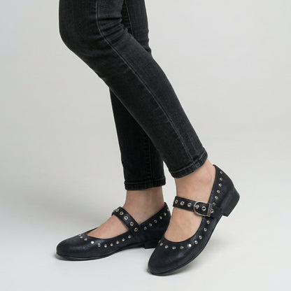 ⁠Zapato Mary Jane negro con tachas