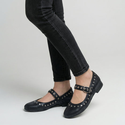 ⁠Zapato Mary Jane negro con tachas